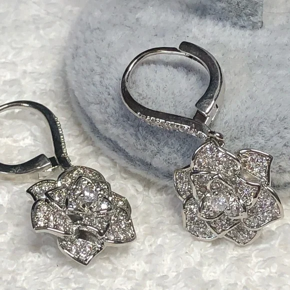 Elegant Silver Floral Earrings - Picture 4 of 8